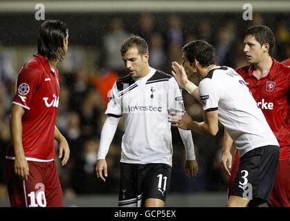 Tottenham Hotspur's Gareth Bale (2. Rechts) Konsolen-Teamkollege Rafael Van der Vaart (2. Links) Nachdem er eine Strafe verpasst hat Stockfoto