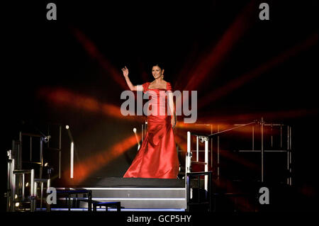 Schauspielerin Catherine Zeta Jones kommt vor dem Ryder Cup auf die Bühne beim Welcome to Wales Konzert im Millennium Stadium in Cardiff. Stockfoto