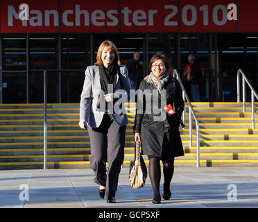 Die stellvertretende Vorsitzende der Labour Party Harriet Harman (links) und Aid Ayesha Hazarika verlassen das Konferenzzentrum von Manchester, nachdem sie an einer Reihe von Fernseh- und Radiointerviews teilgenommen haben. Frau Harman wird später die Konferenz der Labour Party beenden. Stockfoto