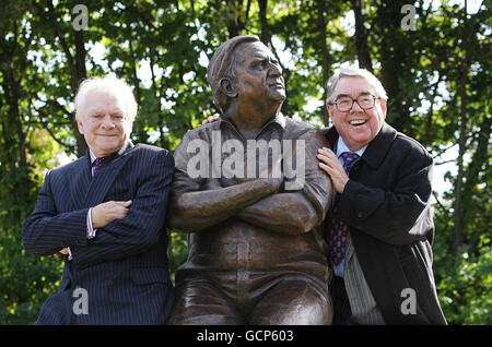 Sir David Jason (links) und Ronnie Corbett mit einer Statue mit seiner langjährigen Comedy-Partnerin Ronnie Barker, nachdem sie im Waterside Theatre, Aylesbury, enthüllt wurde. Stockfoto