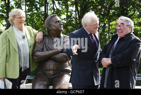 (Von links) Ronnie Barkers Witwe Joy, Sir David Jason und Ronnie Corbett mit einer Statue von Barker, nachdem sie im Waterside Theatre, Aylesbury, enthüllt wurde. Stockfoto