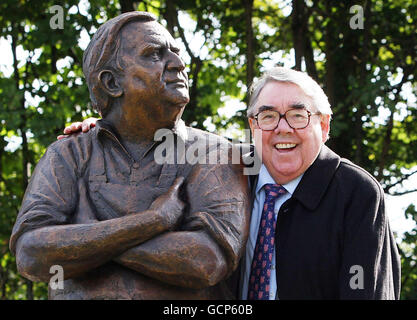 Ronnie Corbett mit einer Statue mit seiner langjährigen Comedy-Partnerin Ronnie Barker, nachdem sie im Waterside Theatre, Aylesbury, enthüllt wurde. Stockfoto