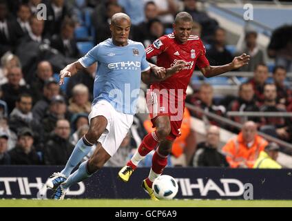 Fußball - Barclays Premier League - Manchester City / Liverpool - City of Manchester Stadium. Vincent Kompany (links) von Manchester City und David Ngog von Liverpool kämpfen um den Ball Stockfoto