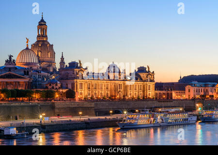 Dresden Elbe und die Altstadt mit der Akademie der bildenden Künste, Frauenkirche (Liebfrauenkirche) und die Schiffe der weißen Flotte Stockfoto