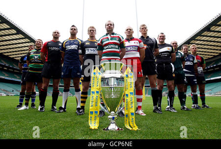 (Von links) Bath's Luke Watson, Northampton's Dylan Hartley, Saracens' Steve Borthwick, Leeds' Andy Key, Wesps Tom Rees, Leicester's Geordan Murphy, Gloucester's Mike Tindall, Newcastles James Hudson, Exeter's Tommy Hayes, London Irlands Clarke Dermody, Sale Sharks Charlie Hodgson und Harlekins Chris Robshaw posieren für ein Bild mit der Aviva Premiership Trophy während des Aviva Premiership Launch in Twickenham, London. Stockfoto