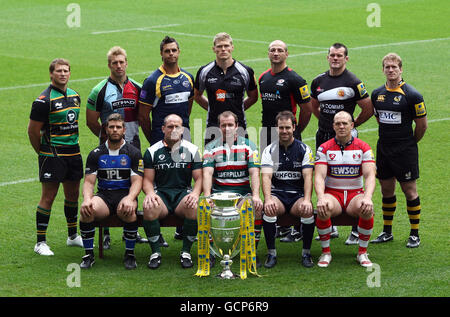 Hintere Reihe von links, Northampton's Dylan Hartley, Harlequins Chris Robshaw, Leeds Andy Keys, Newcastles James Hudson, Saracens Steve Borthwick, Exeters Tommy Hayes, Wesps Tom Rees. Vordere Reihe von links, Bath's Luke Watson, London Irish Clarke Dermondy, Leicester's Geordan Murphy, Sale Shark's Charlie Hodgson und Gloucester's Mike Tindall (Gloucester) posieren für ein Bild mit der Aviva Premiership Trophy während des Aviva Premiership Launch in Twickenham, London. Stockfoto