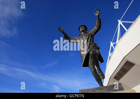 Eine Statue des ehemaligen Sunderland-Managers Bob Stokoe vor dem Stadium of Light Stockfoto