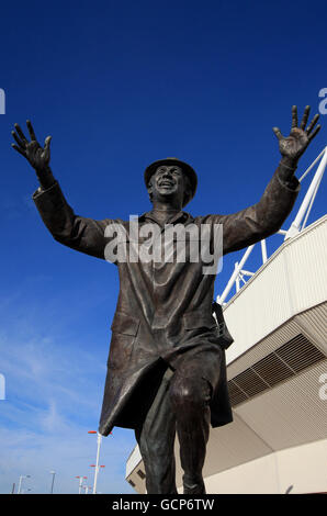 Eine Statue des ehemaligen Sunderland-Managers Bob Stokoe vor dem Stadium of Light Stockfoto