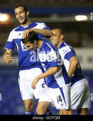 Matt Derbyshire (Mitte) von Birmingham City feiert mit Teamkollege Roger Johnson nach Scoring seiner Seite das dritte Tor des Spiels Stockfoto