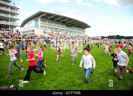 Pferderennen Sie - Familie Funday - Epsom Downs Racecourse Stockfoto