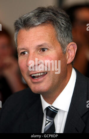 Glasgow Warriors Head Coach Sean Lineen während des Maners League Season Launch im Millennium Stadium, Cardiff. Stockfoto