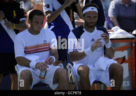 Großbritannien Ross Hutchins (rechts) und USA Scott Lipsky gegen Polen Lukasz Kubot und Österreich Oliver Marach am zweiten Tag der US Open, in Flushing Meadows, New York, USA. Stockfoto