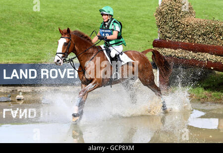 Reiten - Land Rover Burghley Pferdetrials - Tag Drei - Burghley. Die britische Mary King und Apache Sauce am dritten Tag des Burghley Horse Trials, Burghley. Stockfoto