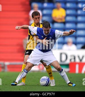 Gary Sawyer von Bristol Rovers (links) und Dean Kelly von Oldham Athletic (Rechts) Kämpfe um den Ball Stockfoto