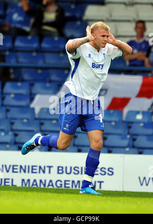 Fußball - npower Football League Two - Bury gegen Gillingham - Gigg Lane. Andy Bishop von Bury feiert sein Eröffnungstreffer im Spiel der npower League Two in Gigg Lane, Bury. Stockfoto