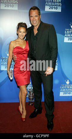 Ex-England-Torhüter David Seaman und Frankie Poultney nehmen an den National Lottery Awards im Roundhouse im Zentrum von London Teil. Stockfoto