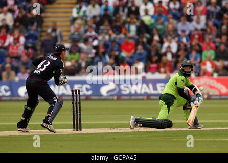 Cricket - First International Twenty20 - England - Pakistan - SWALEC Stadium. Pakistans Mohammad Youssuf schnippt den Ball weg Stockfoto