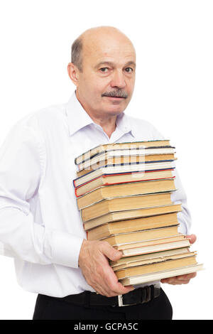 Ein älterer Mann mit einem Schnurrbart in einem weißen Hemd hält ein Buch in seinen Händen stack. Der Lehrer ist die Vorbereitung für die Klassen. Stockfoto