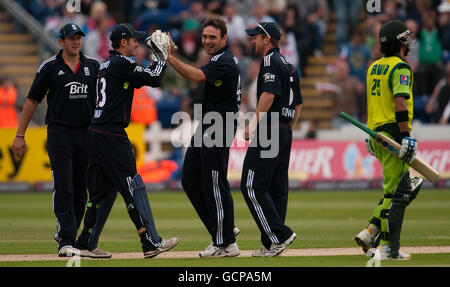 Cricket - First International Twenty20 - England - Pakistan - SWALEC Stadium. Der englische Michael Yardy feiert die Entlässt von Pakistans Fawad Alam während der ersten internationalen Twenty20 im SWALEC Stadium in Cardiff. Stockfoto