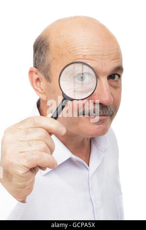 Wissenschaftler der Mann schaut etwas durch ein Vergrößerungsglas Stockfoto