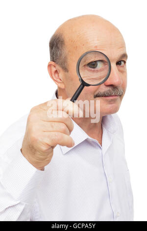 Wissenschaftler der Mann schaut etwas durch ein Vergrößerungsglas Stockfoto