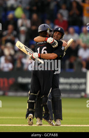 Der englische Michael Yardy (r) gratuliert Eoin Morgan zum Erfolg Läufe gewinnen Stockfoto