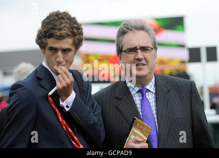 Harry Findlay (rechts) im Paradering beim Welcome to Yorkshire Doncaster Cup Day auf der Doncaster Racecourse. Stockfoto