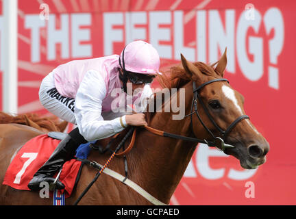 Samuel mit William Buick gewinnt den Doncaster Cup beim Welcome to Yorkshire Doncaster Cup Day auf der Doncaster Racecourse. Stockfoto