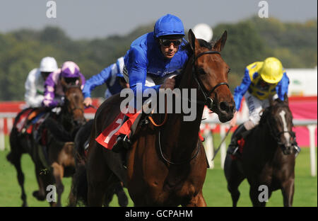 White Moonstone mit Frankie Dettori (Mitte) gewinnt den Keepmoat 'Delivering Community Regeneration' May Hill Stakes beim Welcome to Yorkshire Doncaster Cup Day auf der Doncaster Racecourse. Stockfoto