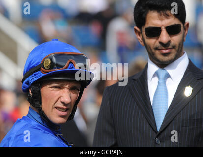 Jockey Frankie Dettori spricht mit Godolphin-Trainer Saeed bin Suroor (rechts) im Paradering beim Welcome to Yorkshire Doncaster Cup Day auf der Doncaster Racecourse. Stockfoto