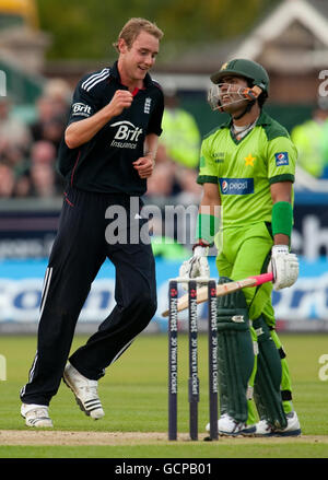 Englands Stuart Broad feiert die Entlässt von Pakistans Umar Akmal (rechts) beim ersten One Day International im Emirates Durham ICG, Durham. Stockfoto