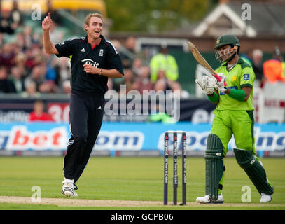 Englands Stuart Broad feiert die Entlässt von Pakistans Umar Akmal (rechts) beim ersten One Day International im Emirates Durham ICG, Durham. Stockfoto