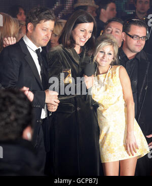 Brian Dowling, der Sieger, mit dem Vizemeister Nikki Grahame (rechts) und Davina McCall im Finale von Ultimate Big Brother in den Elstree Studios in Borehamwood, Hertfordshire. Stockfoto