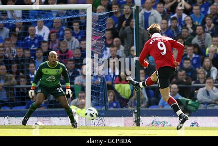 Fußball - Barclays Premier League - Everton / Manchester United - Goodison Park. Dimitar Berbatov von Manchester United (rechts) erzielt das dritte Tor seiner Spielseite Stockfoto