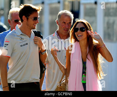 McLaren Mercedes' Jenson Button mit Freundin Jessica Michibata beim Qualifying Day auf dem Monza Circuit, Italien. Stockfoto