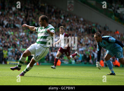 Shaun Maloney von Celtic schießt beim Spiel der Scottish Premier League der Clydesdale Bank in Celtic Park, Glasgow, seinen Beiden das zweite Tor. Stockfoto