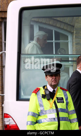 Papst Benedikt XVI. Verlässt nach der Großen Versammlung eine Feier der katholischen Erziehung am St. Mary's University College, Twickenham, im Südwesten Londons. DRÜCKEN Sie VERBANDSFOTO. Bilddatum: Freitag, 17. September 2010. Der Papst ist auf einem viertägigen Besuch im Vereinigten Königreich. Siehe PA Geschichte RELIGION Papst. Bildnachweis sollte lauten: Steve Parsons/PA Wire Stockfoto