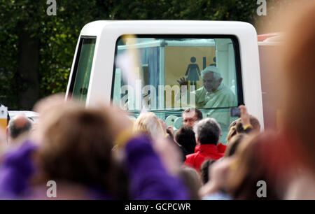 Papst Benedikt XVI. Verlässt nach der Großen Versammlung eine Feier der katholischen Erziehung am St. Mary's University College, Twickenham, im Südwesten Londons. DRÜCKEN Sie VERBANDSFOTO. Bilddatum: Freitag, 17. September 2010. Der Papst ist auf einem viertägigen Besuch im Vereinigten Königreich. Siehe PA Geschichte RELIGION Papst. Bildnachweis sollte lauten: Steve Parsons/PA Wire Stockfoto