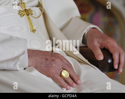 Papst Benedikt XVI. Nimmt an einem Treffen religiöser Führer in der St. Mary's University College Chapel in Twickenham, London, Teil. Stockfoto