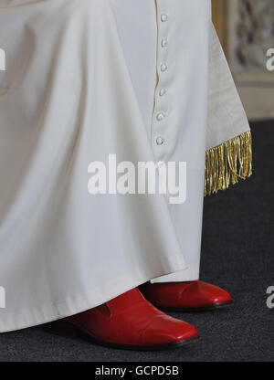 Papst Benedikt XVI. Nimmt an einem Treffen religiöser Führer in der St. Mary's University College Chapel in Twickenham, London, Teil. Stockfoto