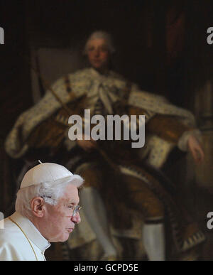 Papst Benedikt XVI. Nimmt an einem Treffen religiöser Führer in der St. Mary's University College Chapel in Twickenham, London, Teil. Stockfoto