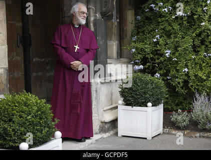 Erzbischof Rowan Williams von Canterbury erwartet, dass Papst Benedikt XVI. Am zweiten Tag seines Staatsbesuchs im Lambeth Palace in London eintrifft. Stockfoto