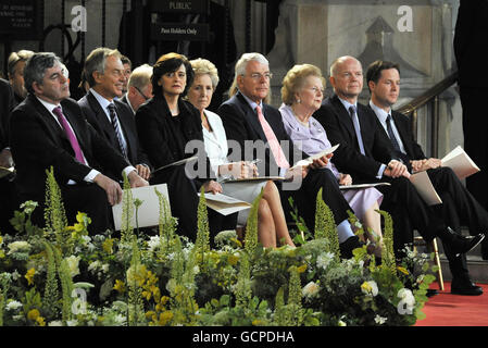 Papst Benedikt XVI. Kommt mit dem Sprecher des Unterhauses John Bercow (nicht im Bild), um am zweiten Tag seines Staatsbesuchs in der Westminster Hall, London, eine Rede zu halten, in der er von (von links) Gordon Brown, Tony Blair, Cherie Blair, Lady Norma Major, Sir John Major, Baroness Thatcher, William Hague und Nick Clegg. Stockfoto