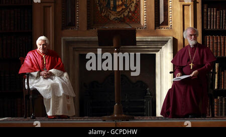 Papst Benedikt XVI. Und Erzbischof von Canterbury, Dr. Rowan Williams, sitzen auf beiden Seiten eines Redners, nachdem er am zweiten Tag seines Staatsbesuchs im Lambeth Palace in London ein Treffen der anglikanischen und römisch-katholischen Diözesanbischöfe von England, Schottland und Wales ansprach. Stockfoto