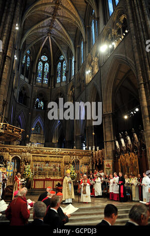 Papst Benedikt XVI. Sitzt mit dem Erzbischof von Canterbury, Dr. Rowan Williams, während einer Feier des Abendgebets in der Westminster Abbey im Zentrum von London am zweiten Tag seines Staatsbesuchs. Stockfoto