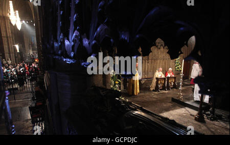 Papst Benedikt XVI. Betet mit dem Erzbischof von Canterbury, Dr. Rowan Williams, im Schrein von St. Edward dem Beichtvater in Westminster Abbey, London. Stockfoto