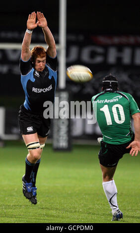 Rugby Union - Magners League - Glasgow Warriors gegen Connacht - Firhill. Rob Harley von Glasgow Warriors (links) schließt Connacht's Ian Keatley während des Spiels der Magners League in Firhill, Glasgow. Stockfoto
