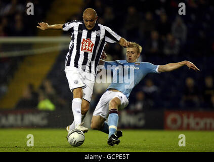 West Bromwich Albions Roman Bednar wird von Manchester Citys Ben Mee während des dritten Carling Cup-Spiels im Hawthorns, West Bromwich, angegangen. Stockfoto