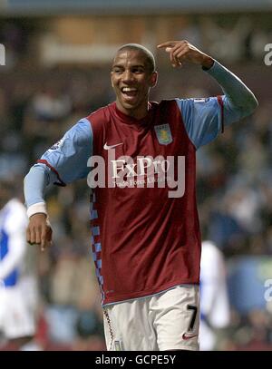 Fußball - Carling Cup - Dritte Runde - Aston Villa gegen Blackburn Rovers - Villa Park. Ashley Young von Aston Villa feiert ihr zweites Tor Stockfoto