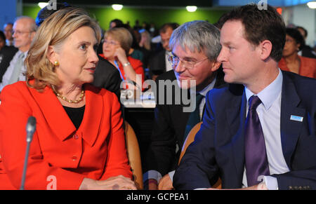 Der stellvertretende Premierminister Nick Clegg unterhielt sich mit der US-Außenministerin Hilary Clinton und dem britischen Staatssekretär für internationale Entwicklung Andrew Mitchell, bevor er bei einem Treffen von Staats- und Regierungschefs aus der ganzen Welt über die Reduzierung der Motalität von Säuglingen und Müttern während seiner Teilnahme am UN-Gipfel der Millenniums-Entwicklungsziele sprach Heute auf der Generalversammlung der Vereinten Nationen in New York. Stockfoto